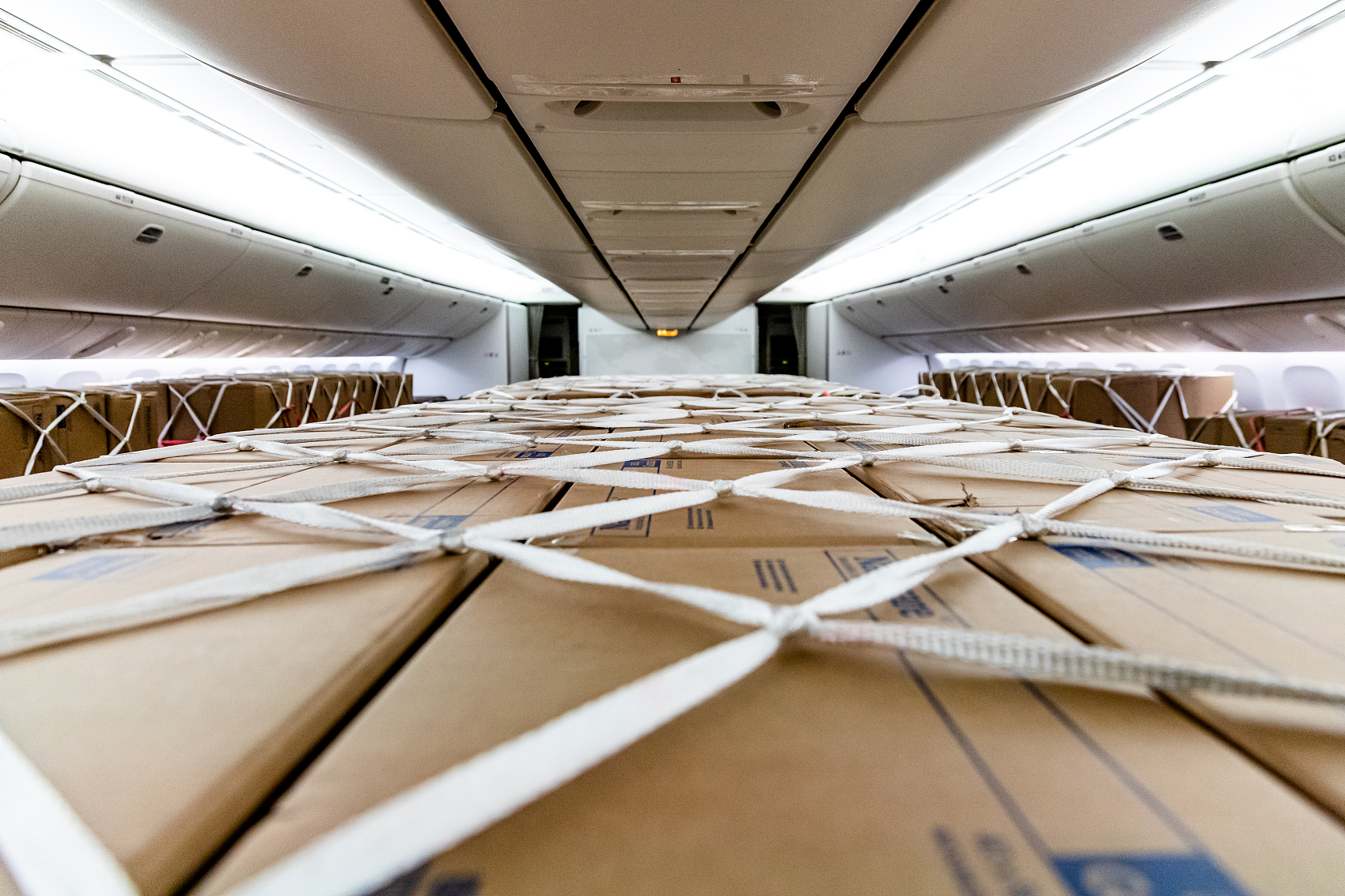 大型客机经济舱中的货物箱